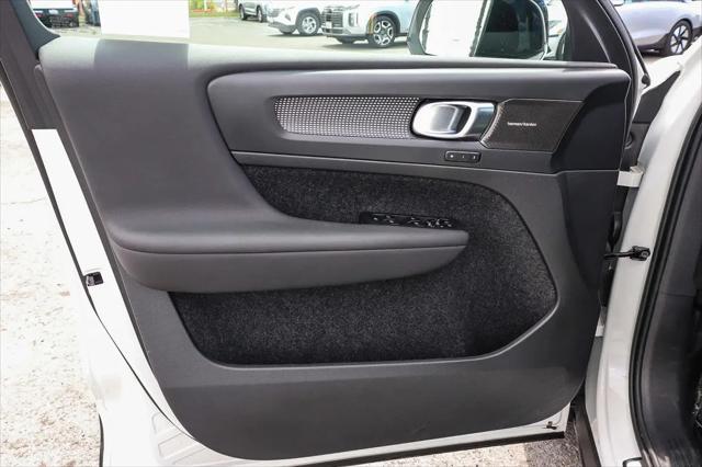 2023 Volvo XC40 B5 Ultimate Dark Theme