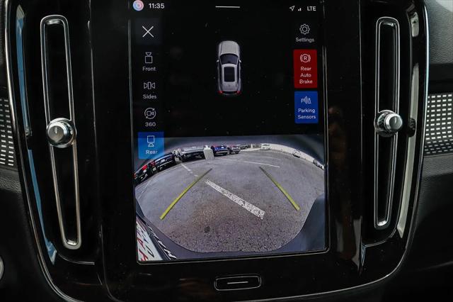 2023 Volvo XC40 B5 Ultimate Dark Theme