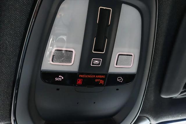 2023 Volvo XC40 B5 Ultimate Dark Theme
