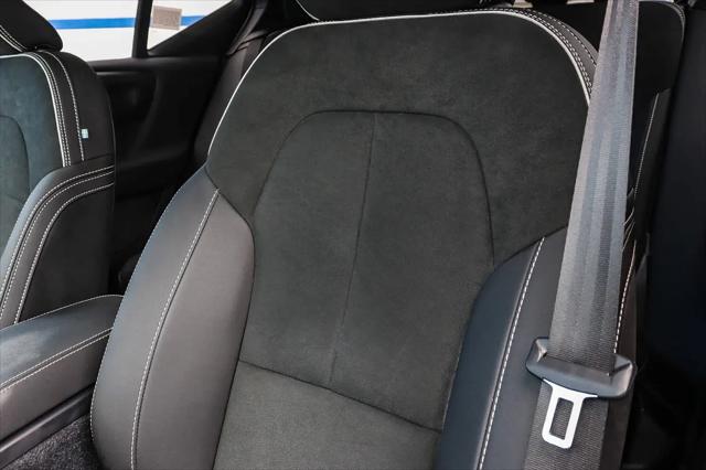 2023 Volvo XC40 B5 Ultimate Dark Theme