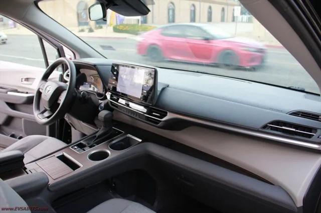 2024 Toyota Sienna LE