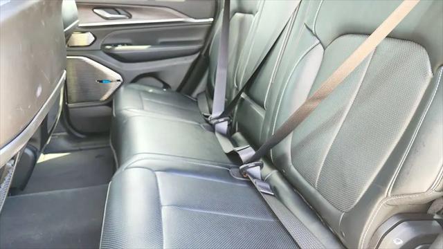 2023 Jeep Grand Cherokee Overland 4x2