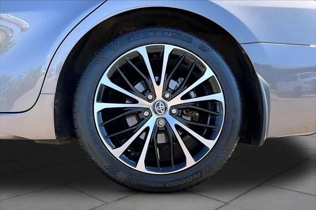 2020 Toyota Camry SE Hybrid