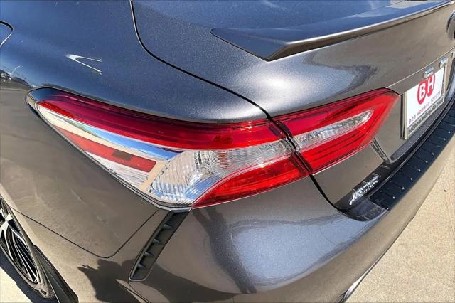 2020 Toyota Camry SE Hybrid