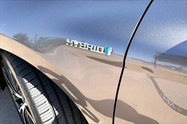 2020 Toyota Camry SE Hybrid