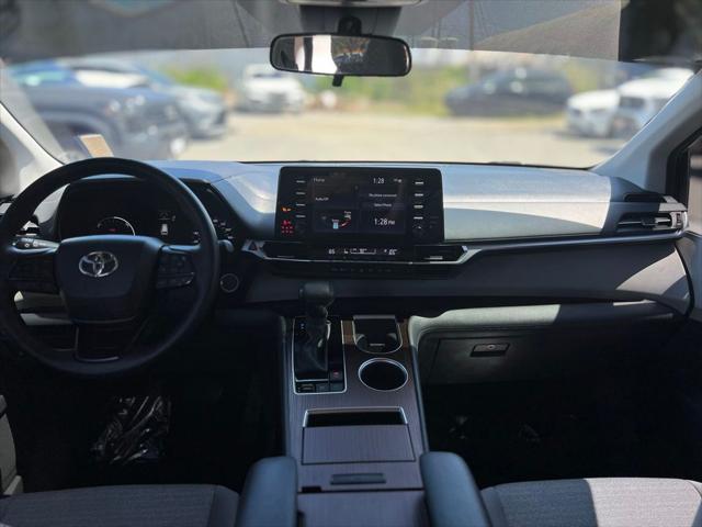 2023 Toyota Sienna LE