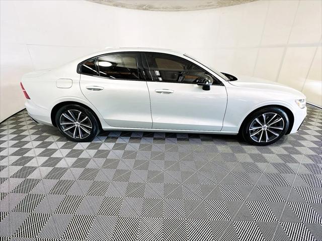 2022 Volvo S60 B5 Momentum