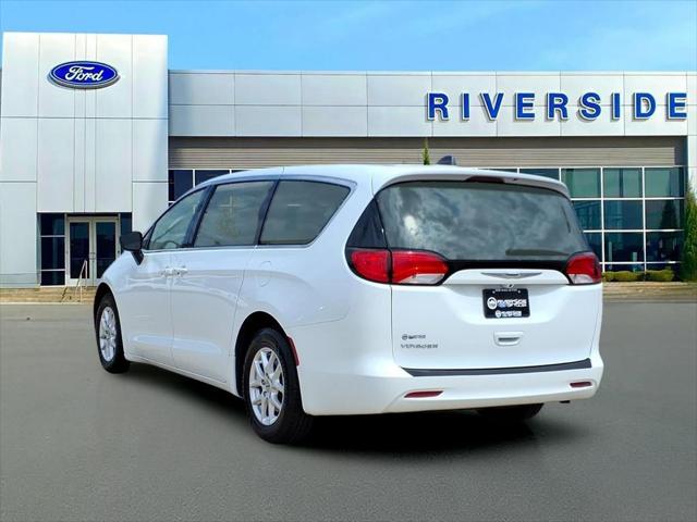 2022 Chrysler Voyager LX
