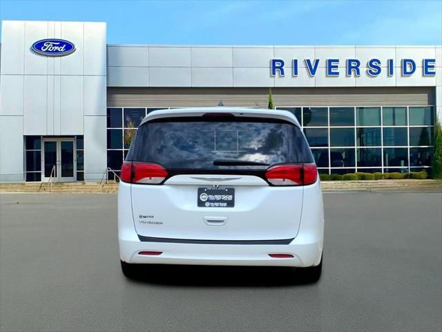 2022 Chrysler Voyager LX