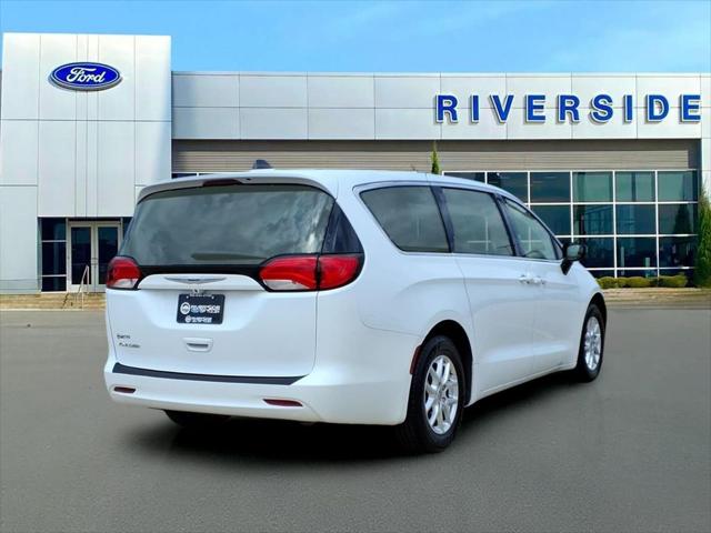 2022 Chrysler Voyager LX