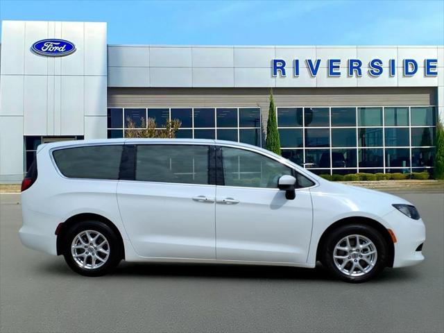 2022 Chrysler Voyager LX