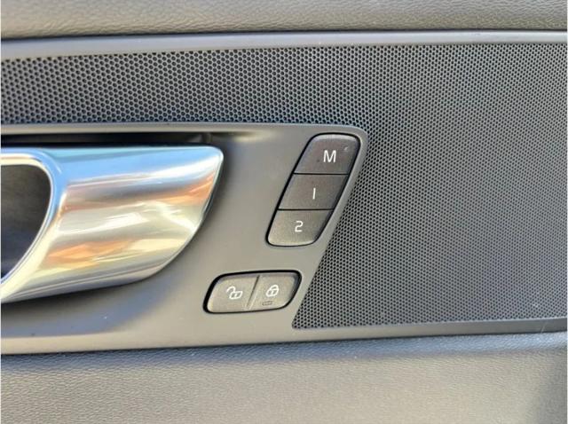 2023 Volvo XC60 Recharge T8 Plus Bright Theme