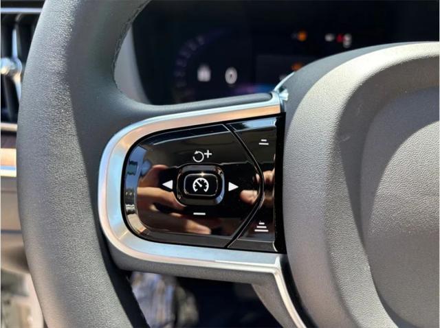 2023 Volvo XC60 Recharge T8 Plus Bright Theme