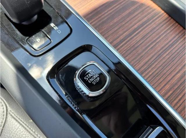2023 Volvo XC60 Recharge T8 Plus Bright Theme