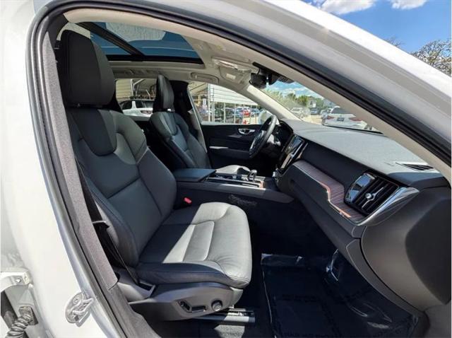 2023 Volvo XC60 Recharge T8 Plus Bright Theme