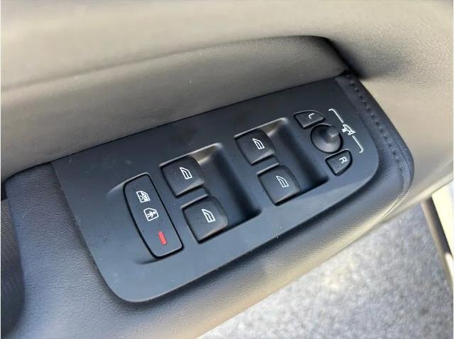2023 Volvo XC60 Recharge T8 Plus Bright Theme