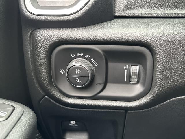 2026 Ram 1500 Express Crew Cab 4x4 5'7" Box