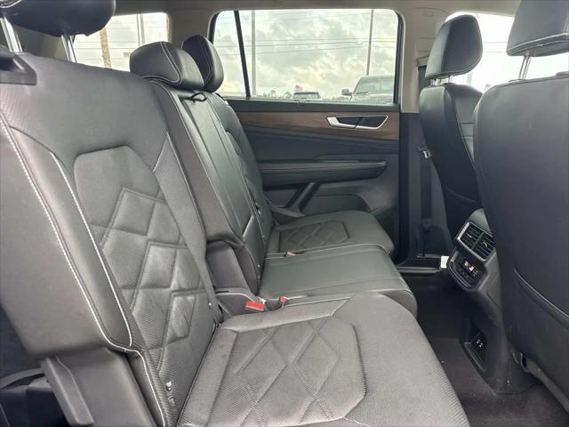 2025 Volkswagen Atlas 2.0T SE w/Technology