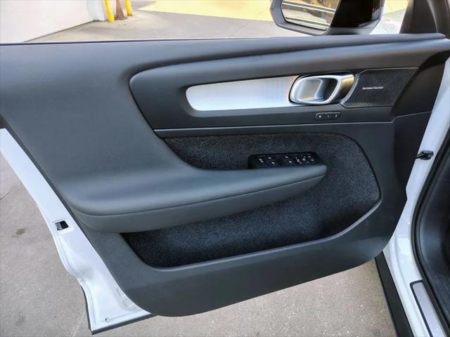 2026 Volvo XC40 Black Edition Ultra, B5 AWD Gas (mild hybrid)
