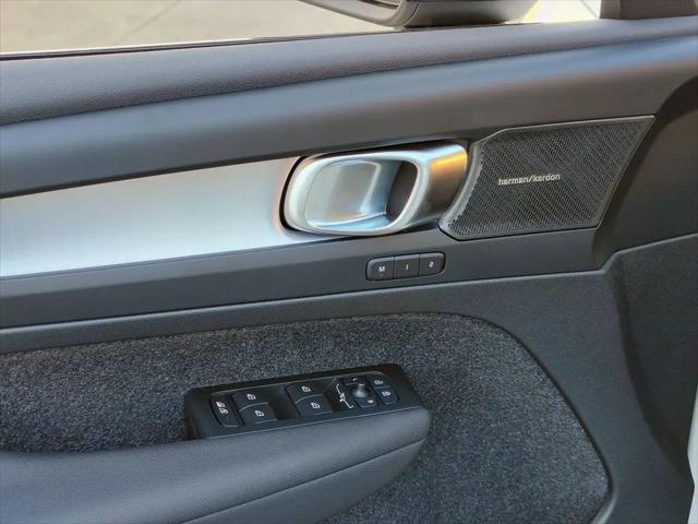 2026 Volvo XC40 Black Edition Ultra, B5 AWD Gas (mild hybrid)