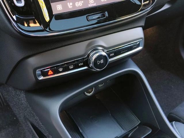 2026 Volvo XC40 Black Edition Ultra, B5 AWD Gas (mild hybrid)