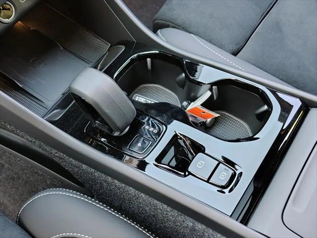 2026 Volvo XC40 Black Edition Ultra, B5 AWD Gas (mild hybrid)