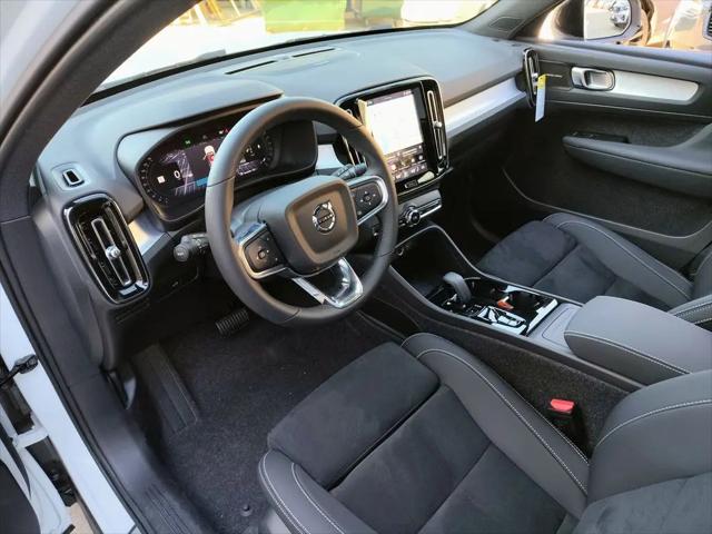 2026 Volvo XC40 Black Edition Ultra, B5 AWD Gas (mild hybrid)