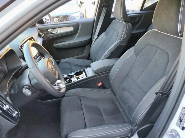 2026 Volvo XC40 Black Edition Ultra, B5 AWD Gas (mild hybrid)
