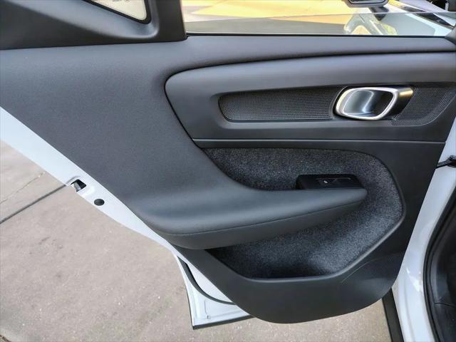 2026 Volvo XC40 Black Edition Ultra, B5 AWD Gas (mild hybrid)
