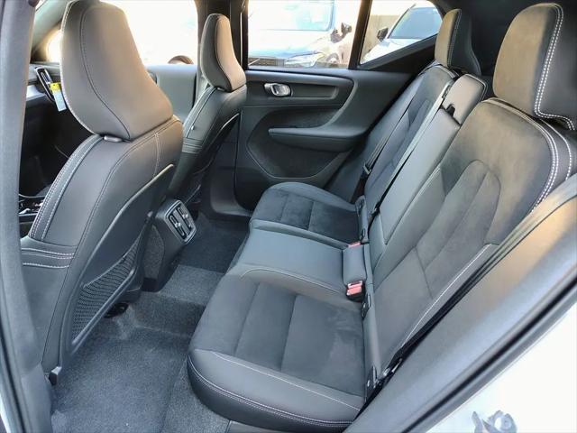 2026 Volvo XC40 Black Edition Ultra, B5 AWD Gas (mild hybrid)