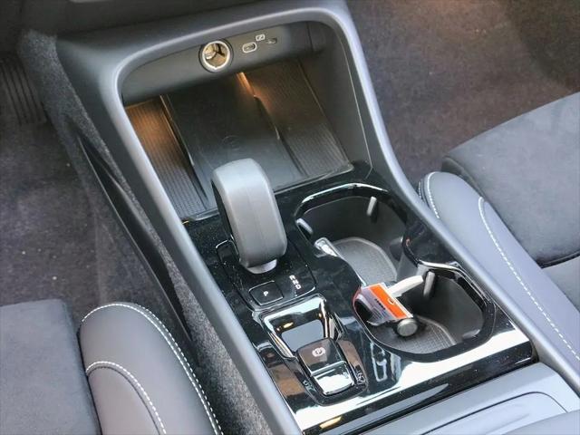 2026 Volvo XC40 Black Edition Ultra, B5 AWD Gas (mild hybrid)