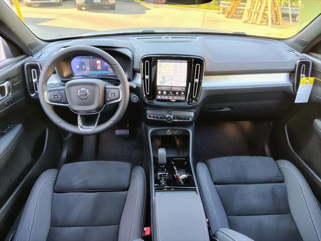 2026 Volvo XC40 Black Edition Ultra, B5 AWD Gas (mild hybrid)