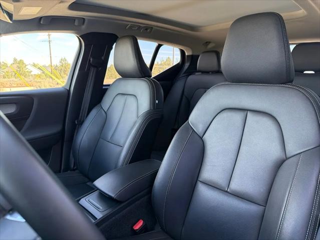 2025 Volvo XC40 B5 Core Bright Theme