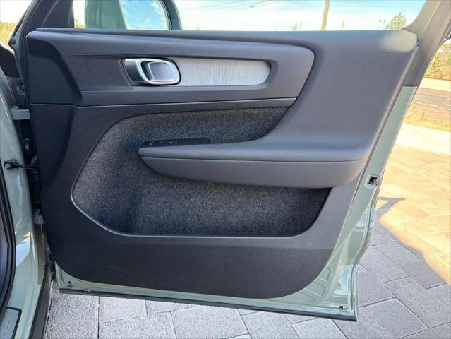 2025 Volvo XC40 B5 Core Bright Theme