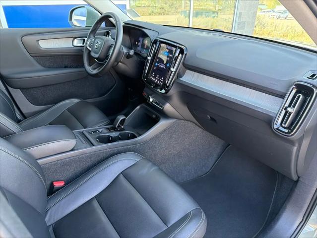 2025 Volvo XC40 B5 Core Bright Theme