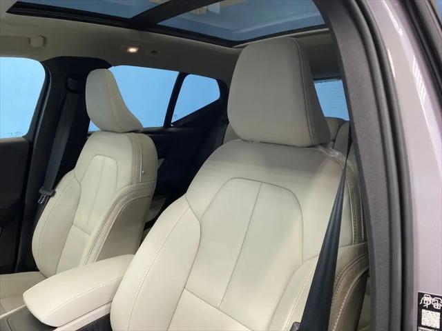 2026 Volvo XC40 Ultra, B5 AWD Gas (mild hybrid), Dark