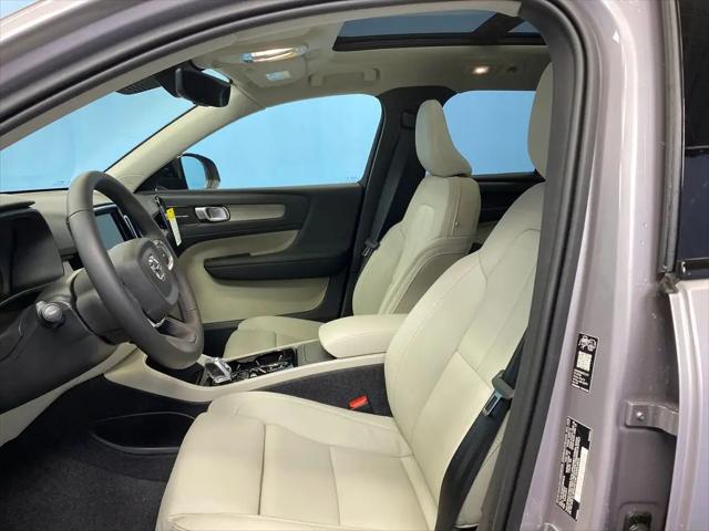 2026 Volvo XC40 Ultra, B5 AWD Gas (mild hybrid), Dark