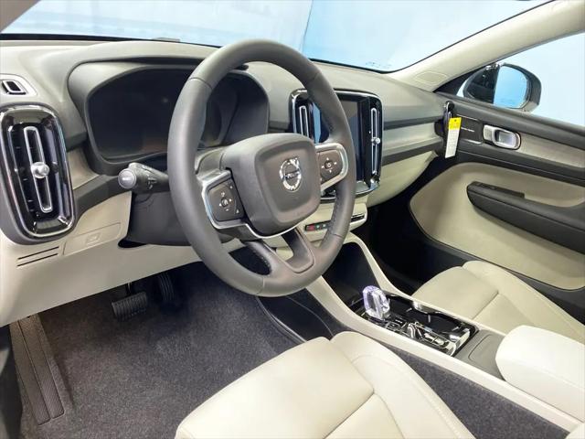 2026 Volvo XC40 Ultra, B5 AWD Gas (mild hybrid), Dark