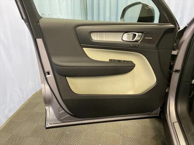 2026 Volvo XC40 Ultra, B5 AWD Gas (mild hybrid), Dark