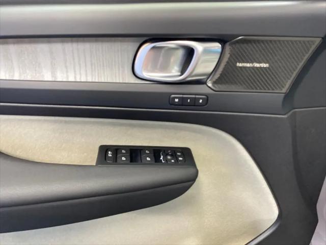 2026 Volvo XC40 Ultra, B5 AWD Gas (mild hybrid), Dark