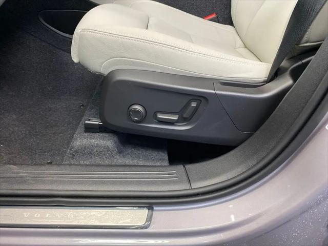 2026 Volvo XC40 Ultra, B5 AWD Gas (mild hybrid), Dark