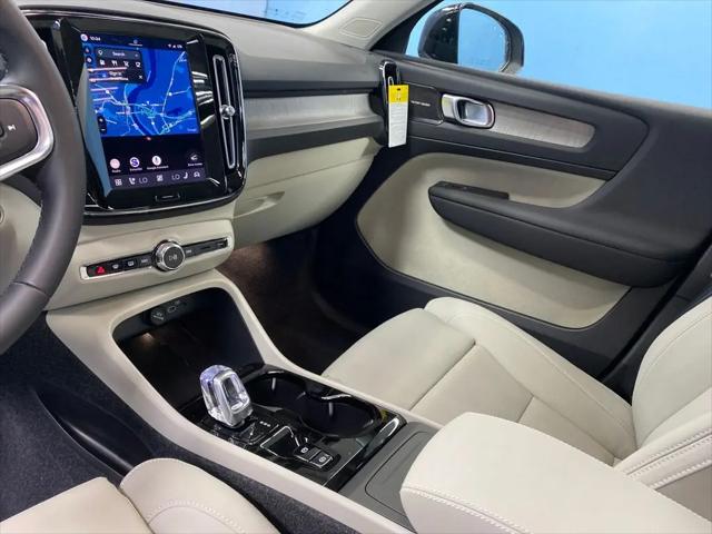 2026 Volvo XC40 Ultra, B5 AWD Gas (mild hybrid), Dark