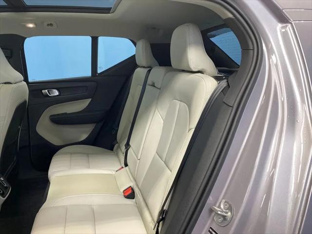2026 Volvo XC40 Ultra, B5 AWD Gas (mild hybrid), Dark