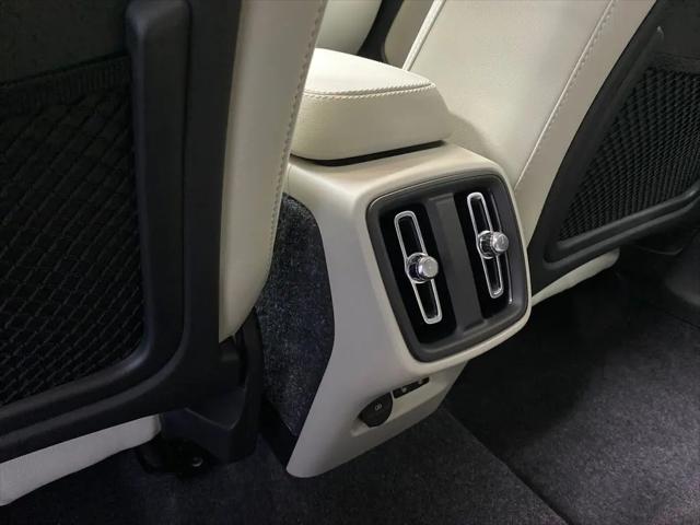 2026 Volvo XC40 Ultra, B5 AWD Gas (mild hybrid), Dark