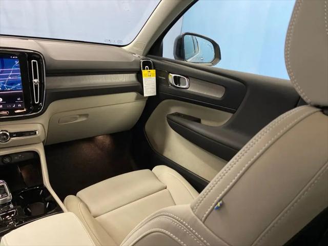 2026 Volvo XC40 Ultra, B5 AWD Gas (mild hybrid), Dark