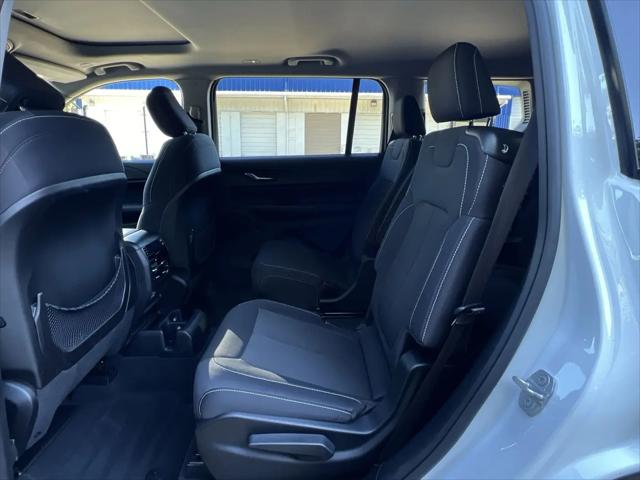 2023 Jeep Grand Cherokee L Laredo 4x4