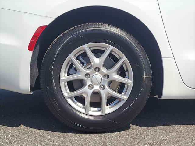 2027 Chrysler Pacifica Select