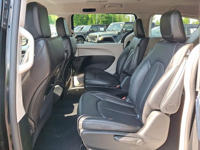 2024 Chrysler Pacifica Hybrid Select