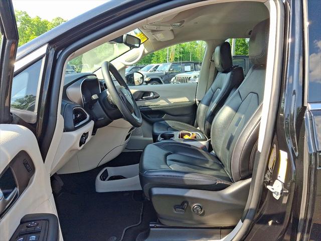 2024 Chrysler Pacifica Hybrid Select