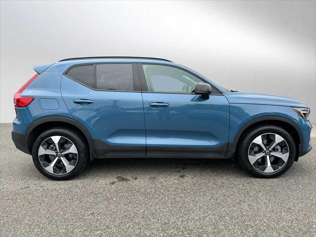 2025 Volvo XC40 B5 Plus Dark Theme